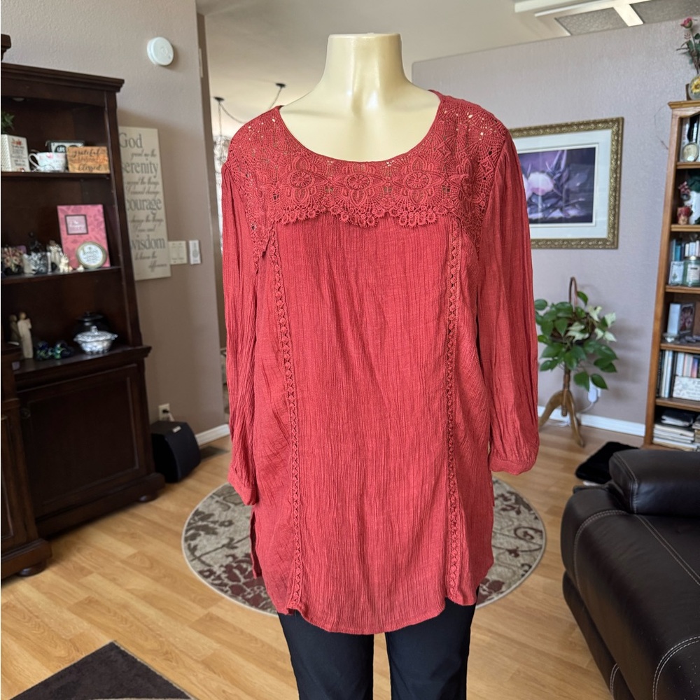 Fig & flower brownish/red long sleeve blouse w/lace detail-size L
